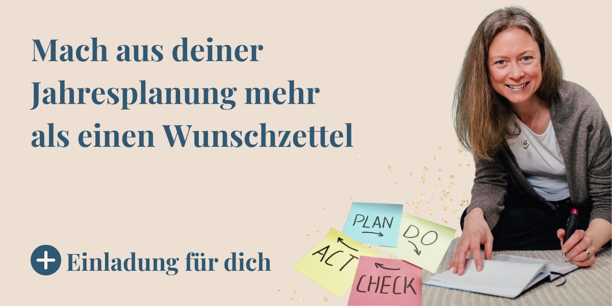 Miriam sitzt mit einem Notizbuch da, umgeben von Haftnotizen mit den Aufschriften PLAN, ACT, CHECK und DO.