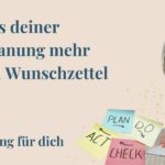 Miriam sitzt mit einem Notizbuch da, umgeben von Haftnotizen mit den Aufschriften PLAN, ACT, CHECK und DO.